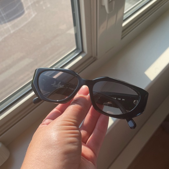 Vogue x Hailey Bieber sunglasses - Picture 1 of 6